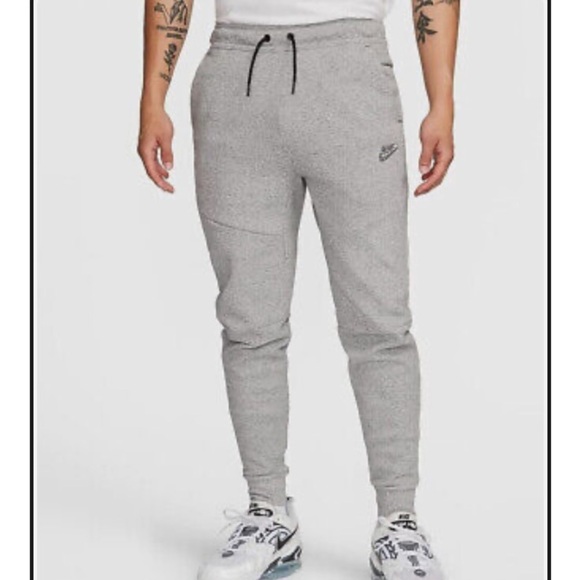 Nike Sportswear Tech Fleece Pants Men's Sz M DR9162-010 Joggers Gym Streetwear - Picture 2 of 16